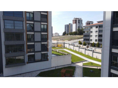 Güvenevler'de Site içerisinde 5+1 Natamam Satılık Daire